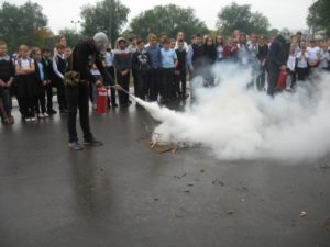 Демонстрация использования индивидуальных средств защиты и первичных средств пожаротушения